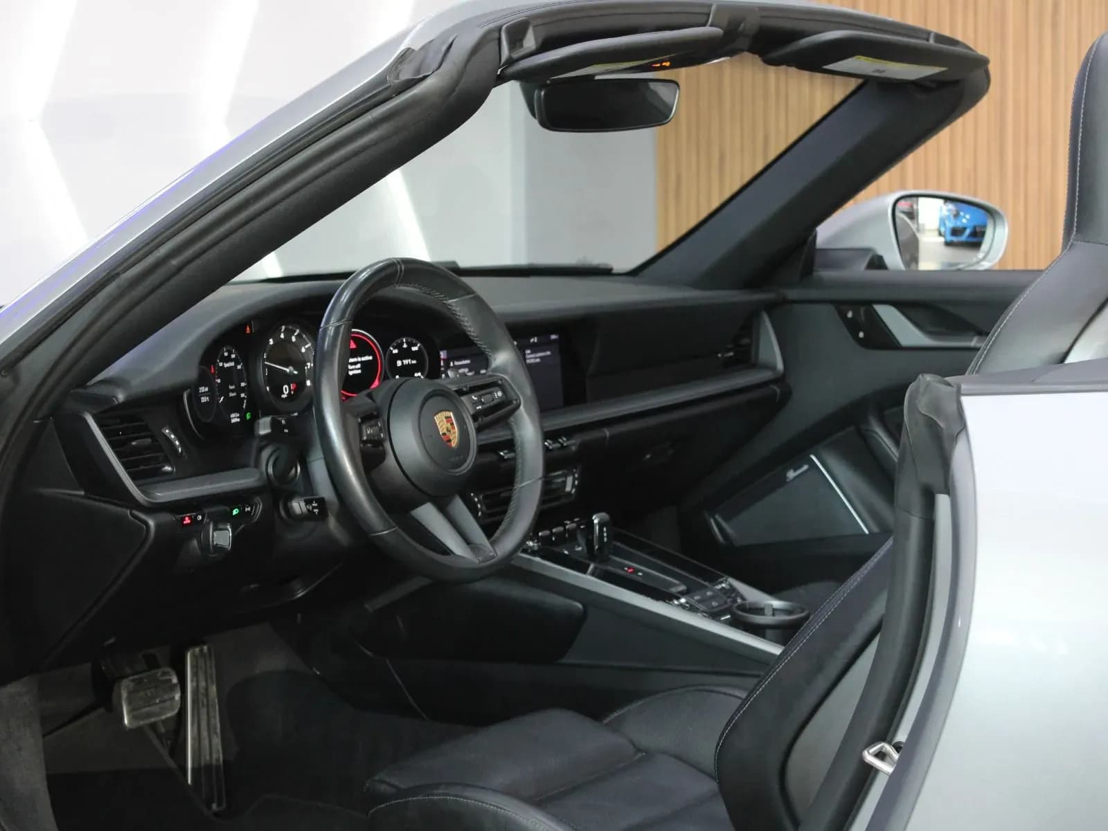 Porsche 911 Carrera S - view 4