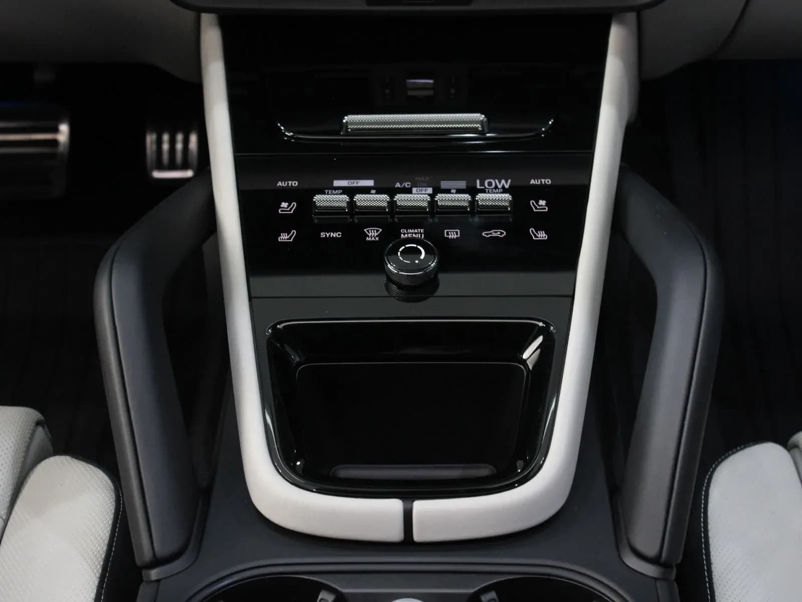 Porsche Cayenne GTS - view 5