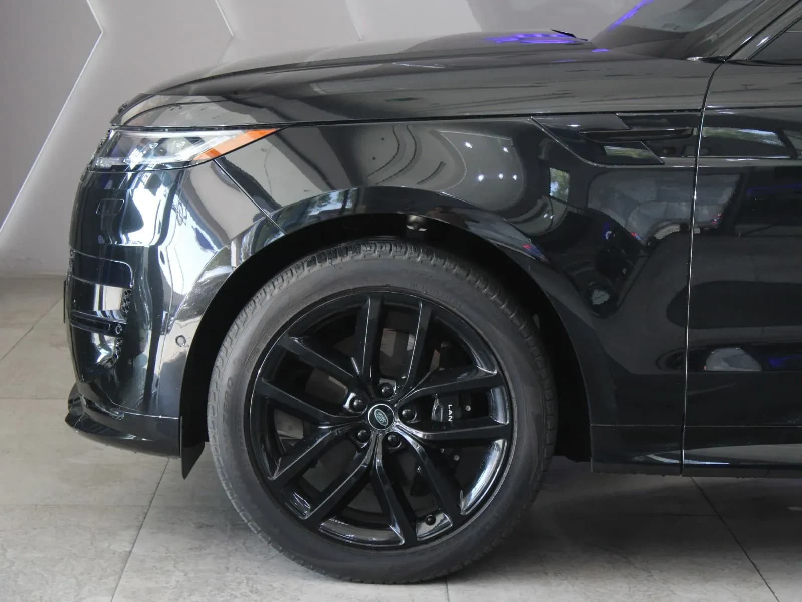 Land Rover Range Rover Sport - view 4