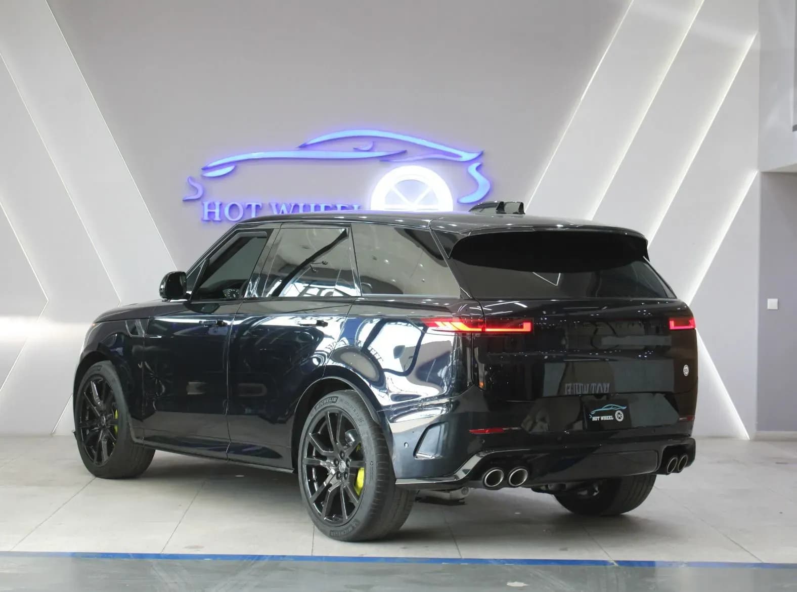 Land Rover Range Rover Sport SV - view 2