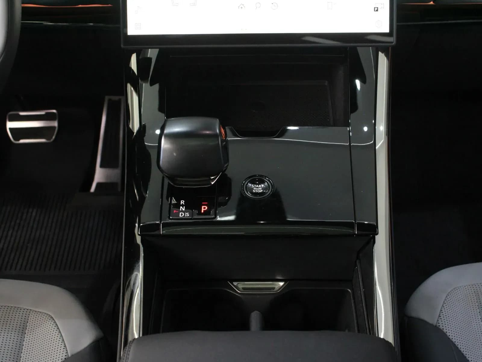Land Rover Range Rover Sport SV - view 3