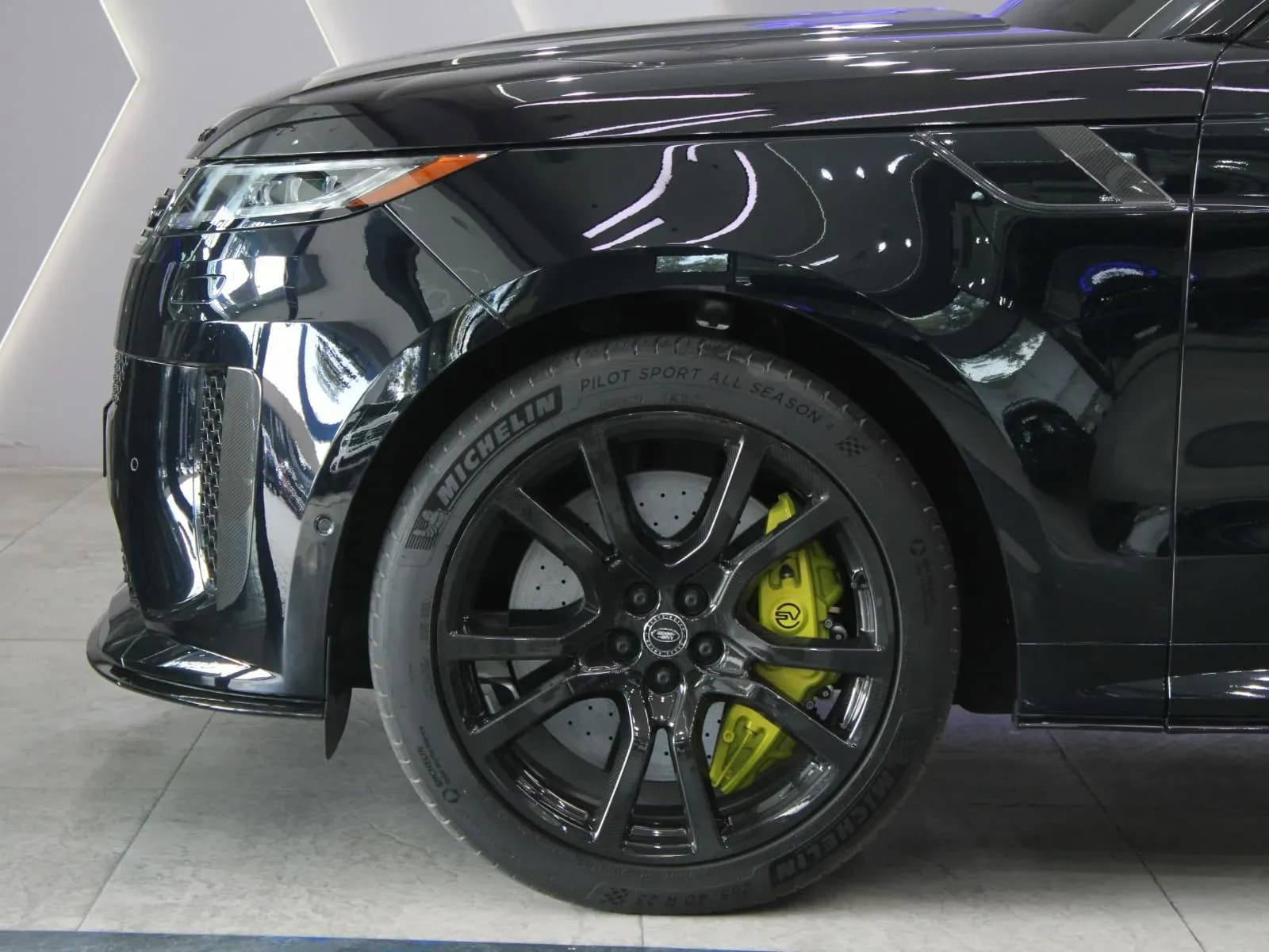 Land Rover Range Rover Sport SV - view 5