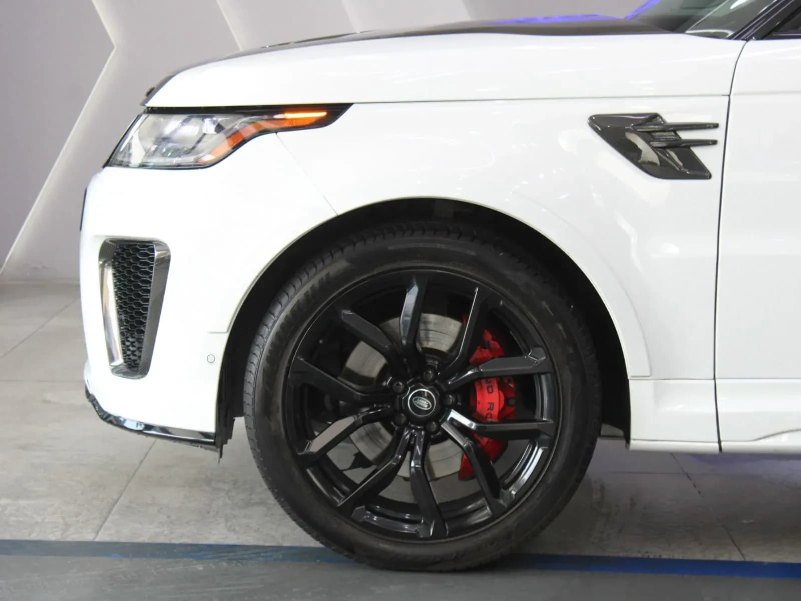 Land Rover Range Rover Sport SVR - view 5