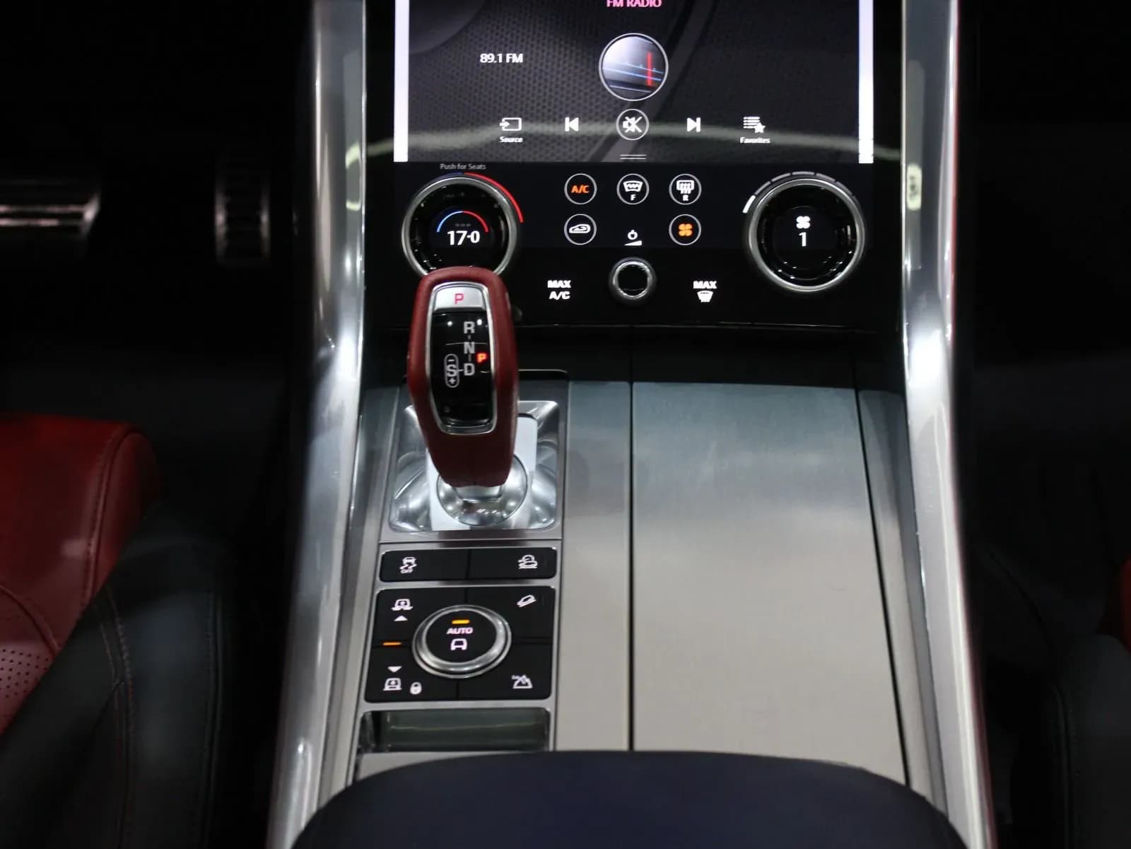 Land Rover Range Rover SVR - view 3
