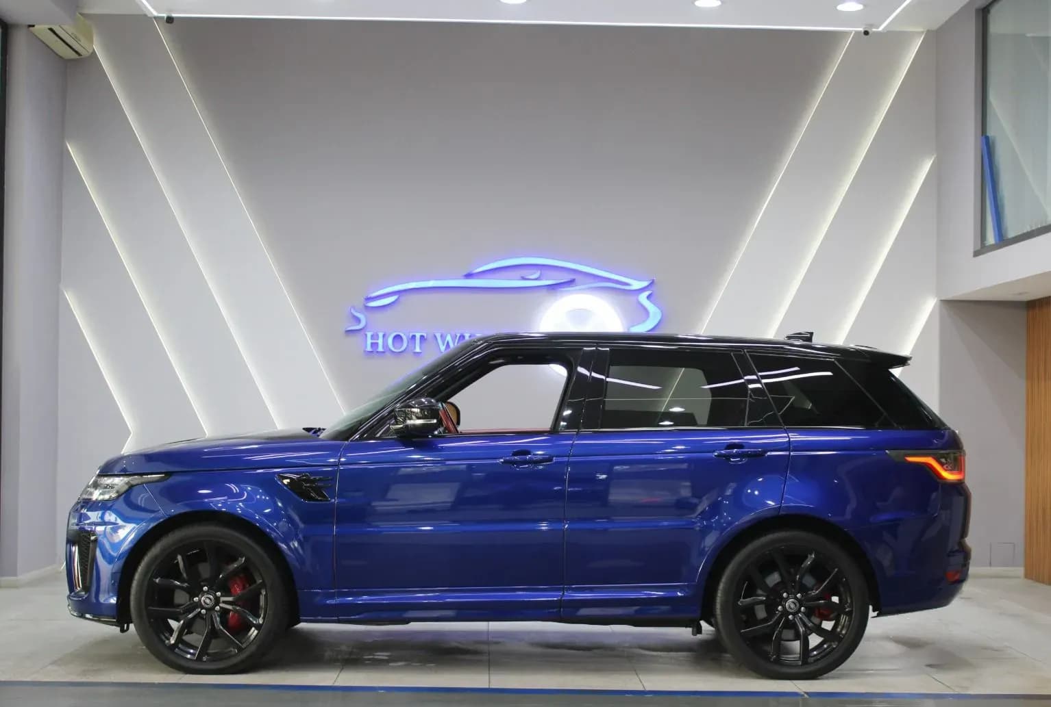 Land Rover Range Rover SVR - view 9