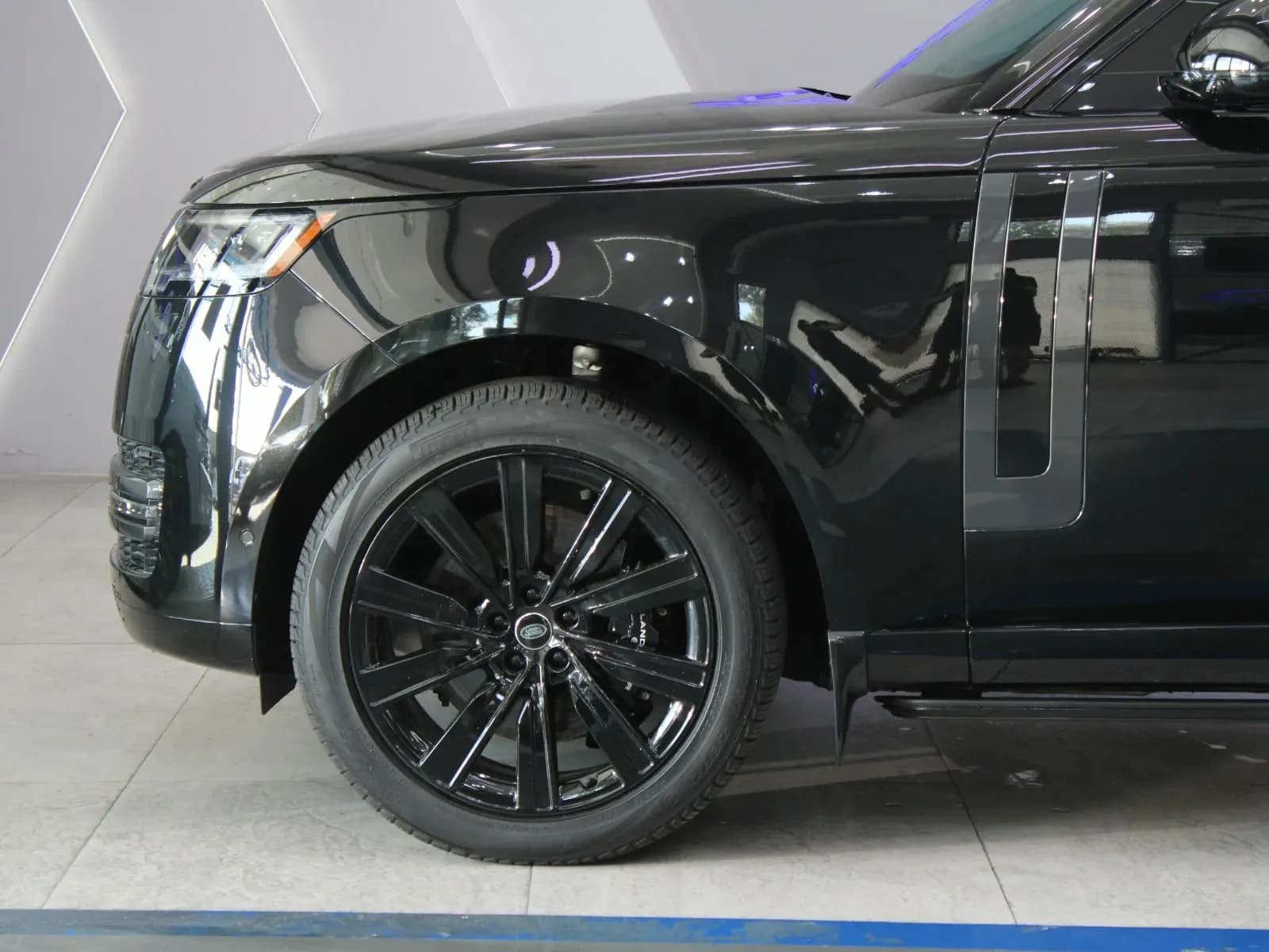 Land Rover Range Rover Vogue SE P530 L - view 3
